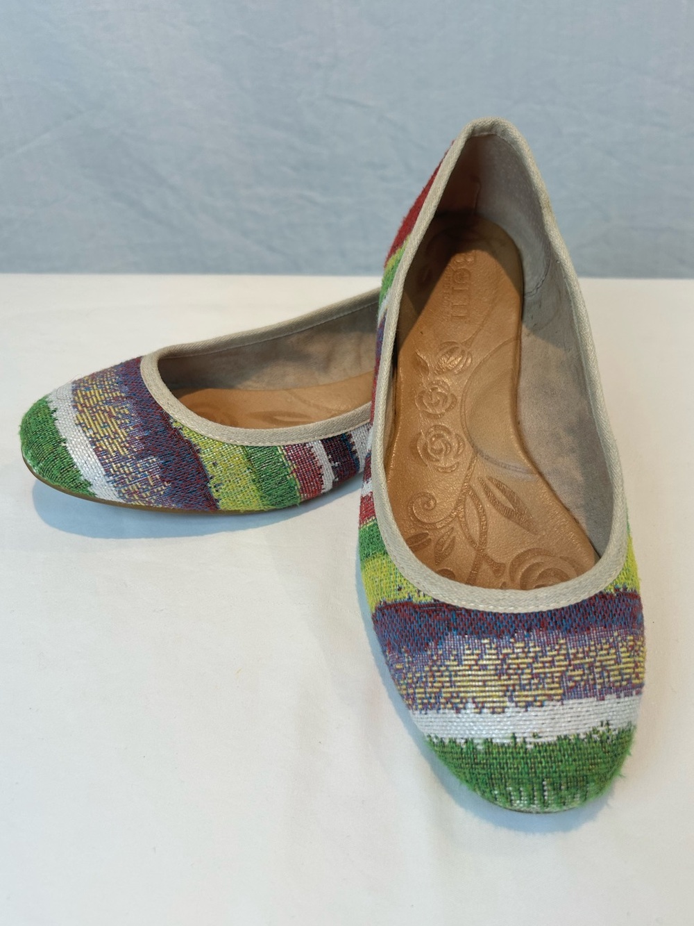 Born Abbee Sz 9 Ballet Flat Shoe
Linen look Striped purple red green Multicolor